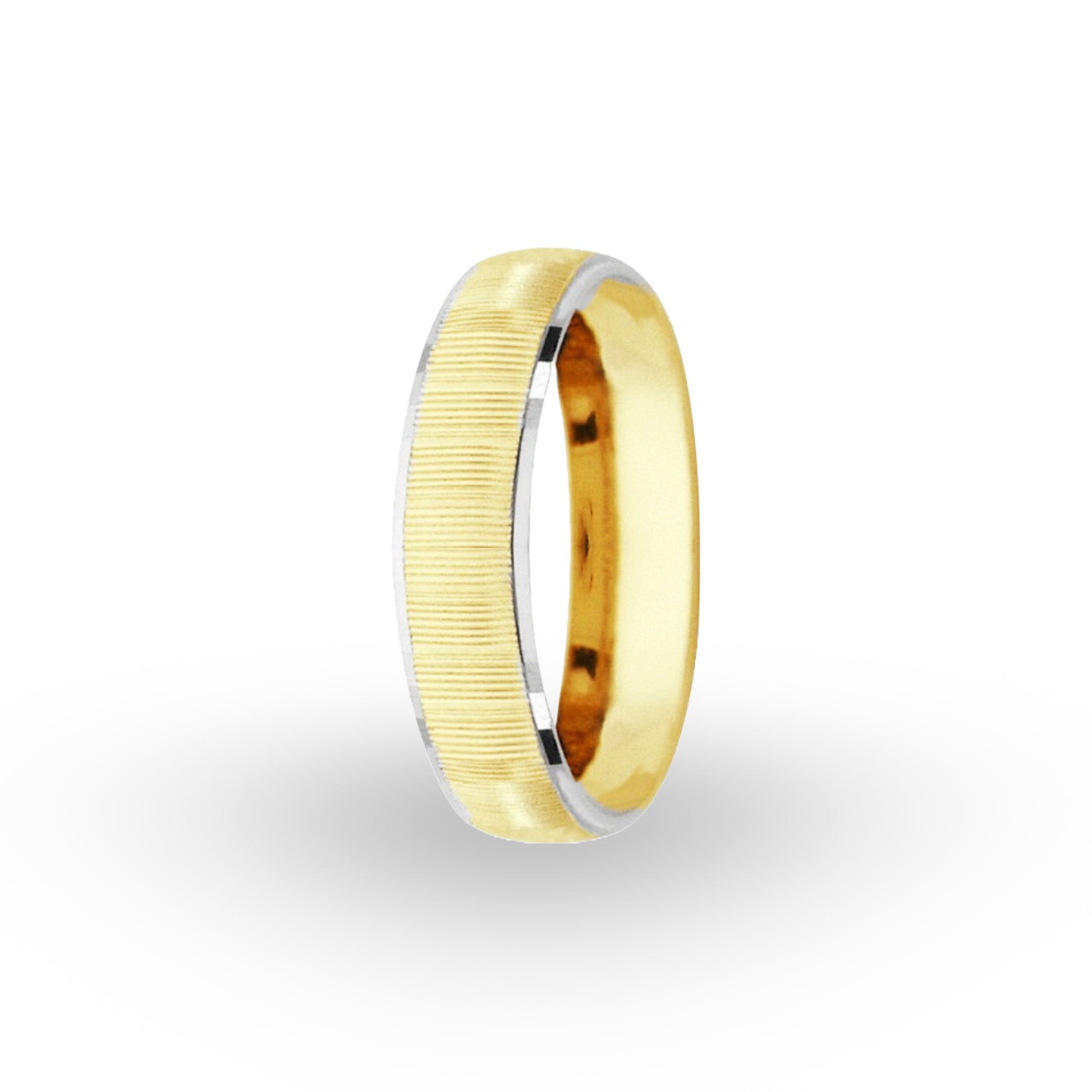 La Argolla de Matrimonio en Oro 10k de ZABULON es la elección perfecta para quienes buscan un símbolo tradicional con un toque contemporáneo. Su diseño combina la calidez del oro con una textura finamente trabajada, reflejando la complejidad y la riqueza de una vida compartida.