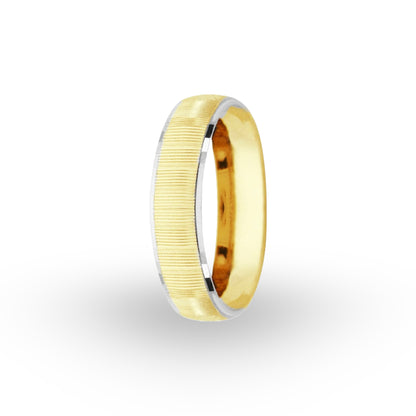 La Argolla de Matrimonio en Oro 10k de ZABULON es la elección perfecta para quienes buscan un símbolo tradicional con un toque contemporáneo. Su diseño combina la calidez del oro con una textura finamente trabajada, reflejando la complejidad y la riqueza de una vida compartida.