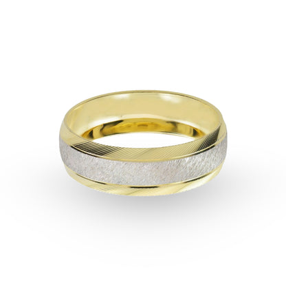 La Argolla de Matrimonio de Oro 10k que ha seleccionado es un testimonio de la maestría artesanal de ZABULON, un deleite visual que combina la calidez del oro clásico con un acabado satinado moderno y sofisticado. Este anillo es una promesa de amor duradero, tanto por su diseño atemporal como por su construcción robusta.