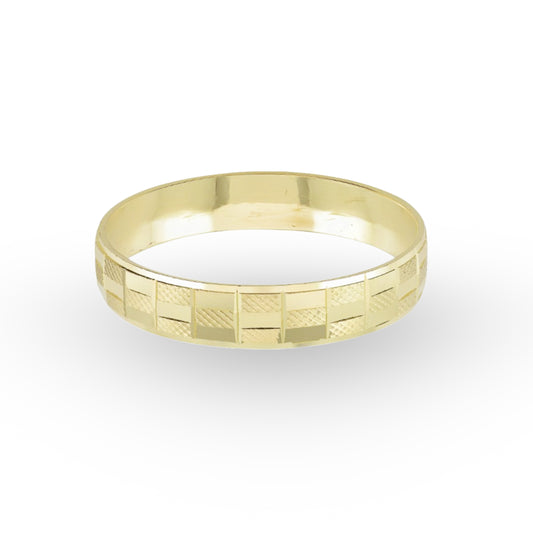 La Argolla de Matrimonio en Oro 14k de ZABULON es un emblema de amor y fidelidad. Con su diseño geométrico y textura finamente trabajada, esta pieza captura la luz y simboliza la complejidad y belleza de la unión matrimonial.   