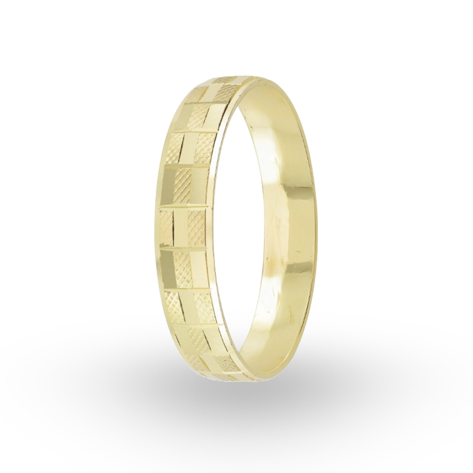 La Argolla de Matrimonio en Oro 14k de ZABULON es un emblema de amor y fidelidad. Con su diseño geométrico y textura finamente trabajada, esta pieza captura la luz y simboliza la complejidad y belleza de la unión matrimonial.   