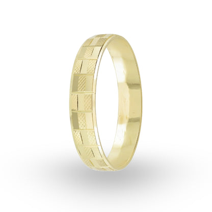 La Argolla de Matrimonio en Oro 14k de ZABULON es un emblema de amor y fidelidad. Con su diseño geométrico y textura finamente trabajada, esta pieza captura la luz y simboliza la complejidad y belleza de la unión matrimonial.   
