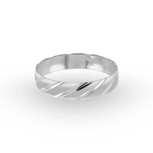 La Argolla de Matrimonio en Oro Blanco 10k de ZABULON es una joya que encapsula modernidad y compromiso. Con su acabado satinado y líneas pulidas, simboliza la armonía y el equilibrio perfecto entre dos seres que se unen en la promesa del matrimonio.