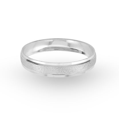 La Argolla de Matrimonio en Oro Blanco 14k de ZABULON, con su acabado texturizado y bordes suavemente pulidos, refleja la fusión de la individualidad y la unidad en el matrimonio. Su diseño contemporáneo es un testamento de amor eterno, celebrando la singularidad de cada historia de amor.