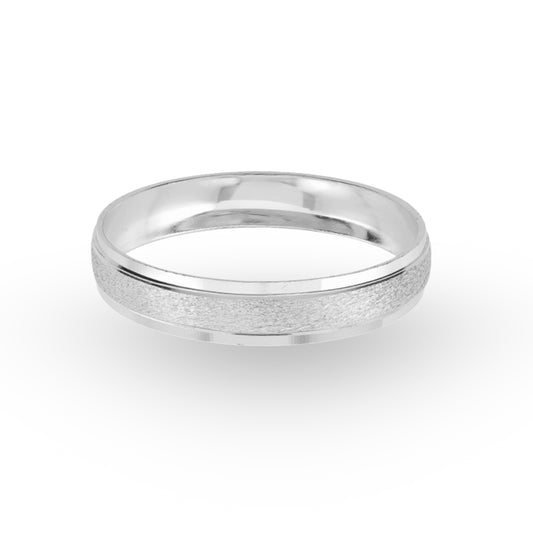 La Argolla de Matrimonio en Oro Blanco 14k de ZABULON, con su acabado texturizado y bordes suavemente pulidos, refleja la fusión de la individualidad y la unidad en el matrimonio. Su diseño contemporáneo es un testamento de amor eterno, celebrando la singularidad de cada historia de amor.