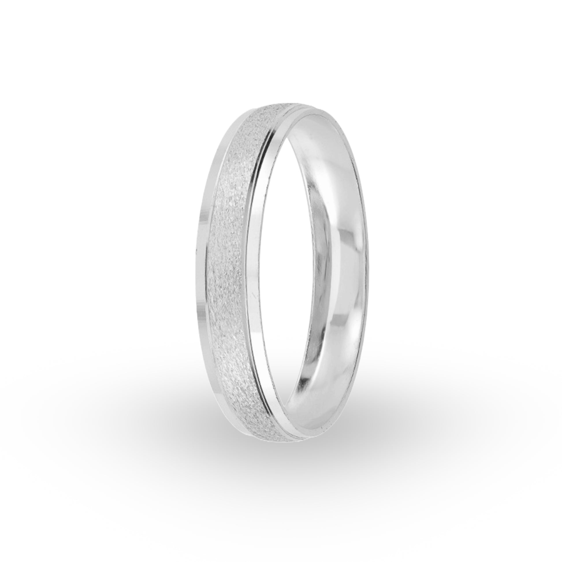La Argolla de Matrimonio en Oro Blanco 14k de ZABULON, con su acabado texturizado y bordes suavemente pulidos, refleja la fusión de la individualidad y la unidad en el matrimonio. Su diseño contemporáneo es un testamento de amor eterno, celebrando la singularidad de cada historia de amor.
