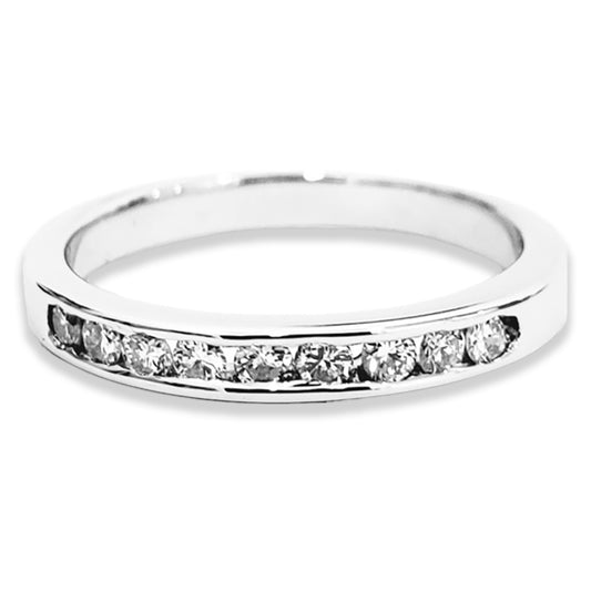 Eleve su compromiso con la exquisita Churumbela en Oro Blanco 14k con Zirconias, diseñada para damas en la esfera del amor y lealtad matrimonial. Cada zirconia, meticulosamente incrustada, irradia una luminosidad que exalta la belleza y el compromiso inquebrantable.