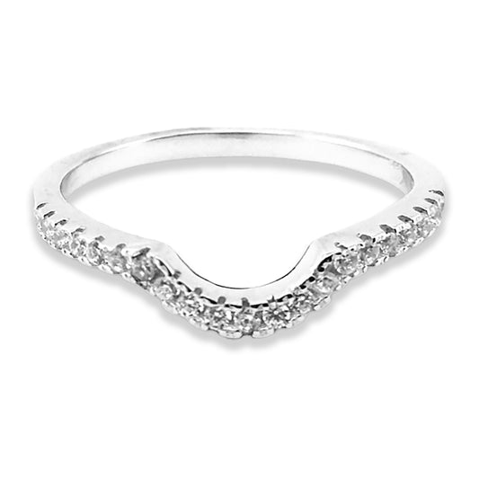 Entre en el universo de la sofisticación y el lujo con la Churumbela en Oro Blanco 14k con Zirconias. Esta pieza de joyería, de diseño inigualable, encapsula la quintaesencia de la belleza y la delicadeza, es un emblema impecable del amor eterno y el afecto genuino.