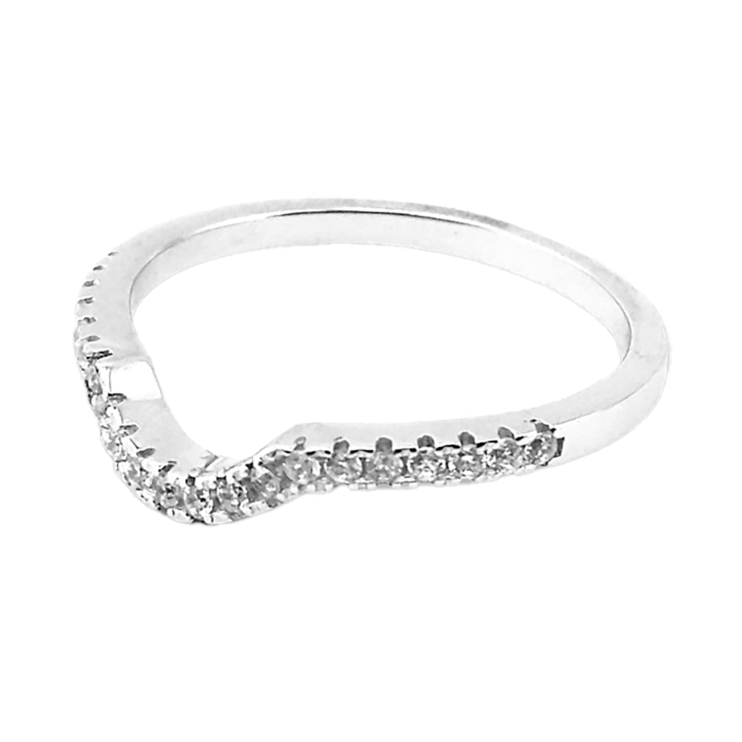 Entre en el universo de la sofisticación y el lujo con la Churumbela en Oro Blanco 14k con Zirconias. Esta pieza de joyería, de diseño inigualable, encapsula la quintaesencia de la belleza y la delicadeza, es un emblema impecable del amor eterno y el afecto genuino.