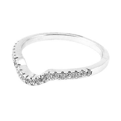 Entre en el universo de la sofisticación y el lujo con la Churumbela en Oro Blanco 14k con Zirconias. Esta pieza de joyería, de diseño inigualable, encapsula la quintaesencia de la belleza y la delicadeza, es un emblema impecable del amor eterno y el afecto genuino.