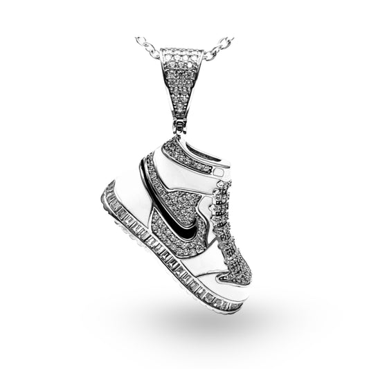 El Dije Tenis Plata 925 con Zirconias de ZABULON es una expresión audaz de estilo y personalidad. Inspirado en la cultura contemporánea y la moda urbana, este dije captura la esencia de la individualidad y la autoexpresión.
