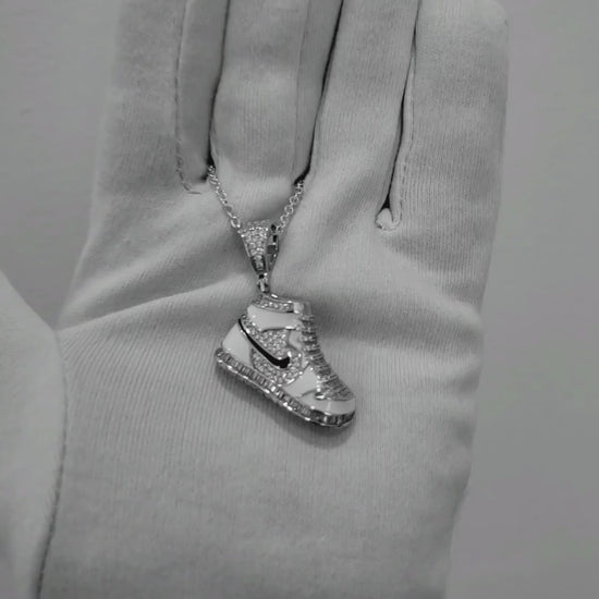 El Dije Tenis Plata 925 con Zirconias de ZABULON es una expresión audaz de estilo y personalidad. Inspirado en la cultura contemporánea y la moda urbana, este dije captura la esencia de la individualidad y la autoexpresión.
