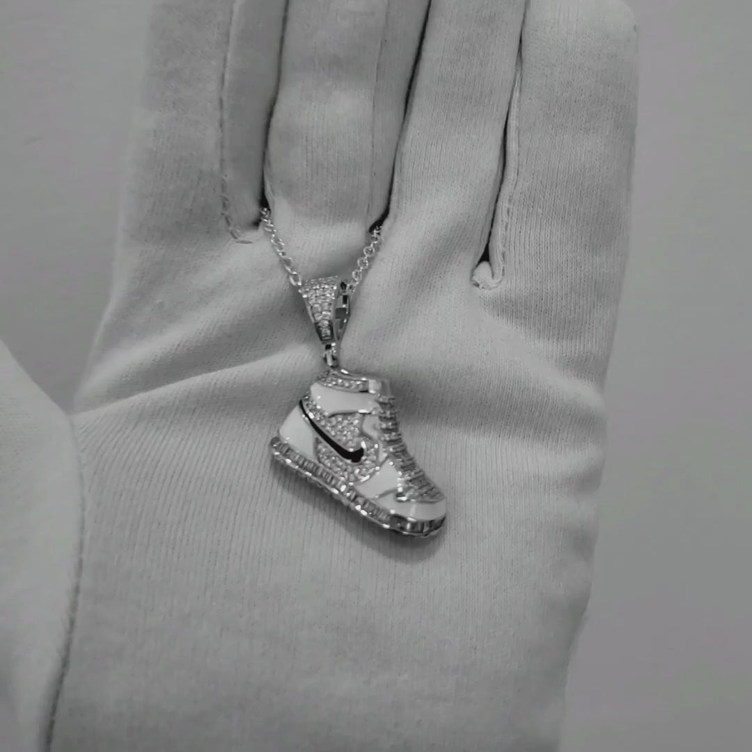El Dije Tenis Plata 925 con Zirconias de ZABULON es una expresión audaz de estilo y personalidad. Inspirado en la cultura contemporánea y la moda urbana, este dije captura la esencia de la individualidad y la autoexpresión.