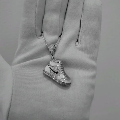 El Dije Tenis Plata 925 con Zirconias de ZABULON es una expresión audaz de estilo y personalidad. Inspirado en la cultura contemporánea y la moda urbana, este dije captura la esencia de la individualidad y la autoexpresión.